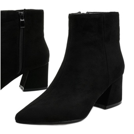 Botas pretas em um poste feito de camurça ecológica Coradise preto 1