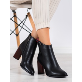 Filippo Botas em um poste decorativo preto vermelho 2