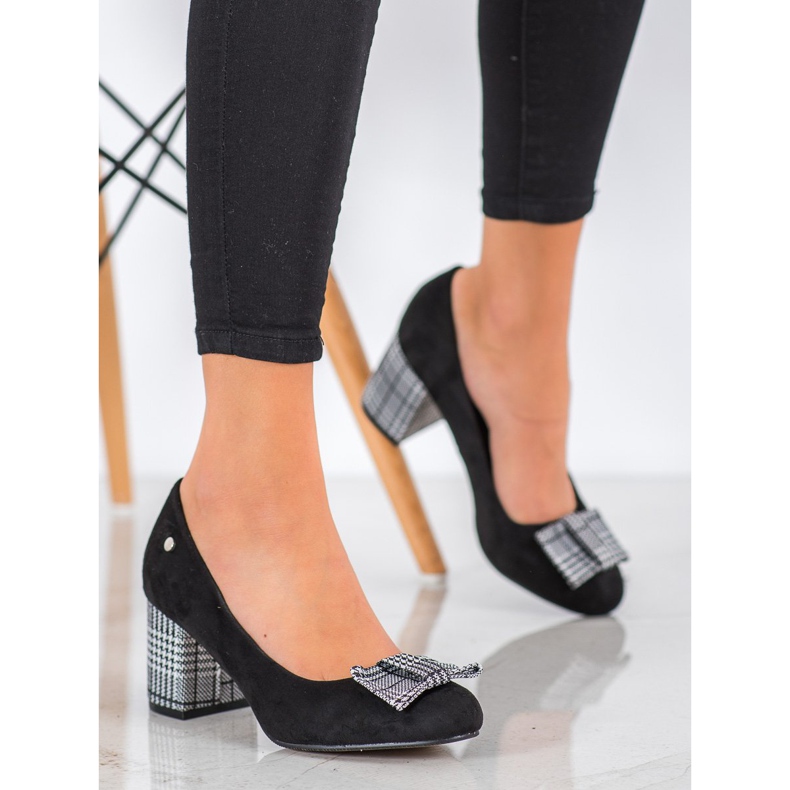 Filippo Bombas confortáveis ​​em um pilar branco preto 1