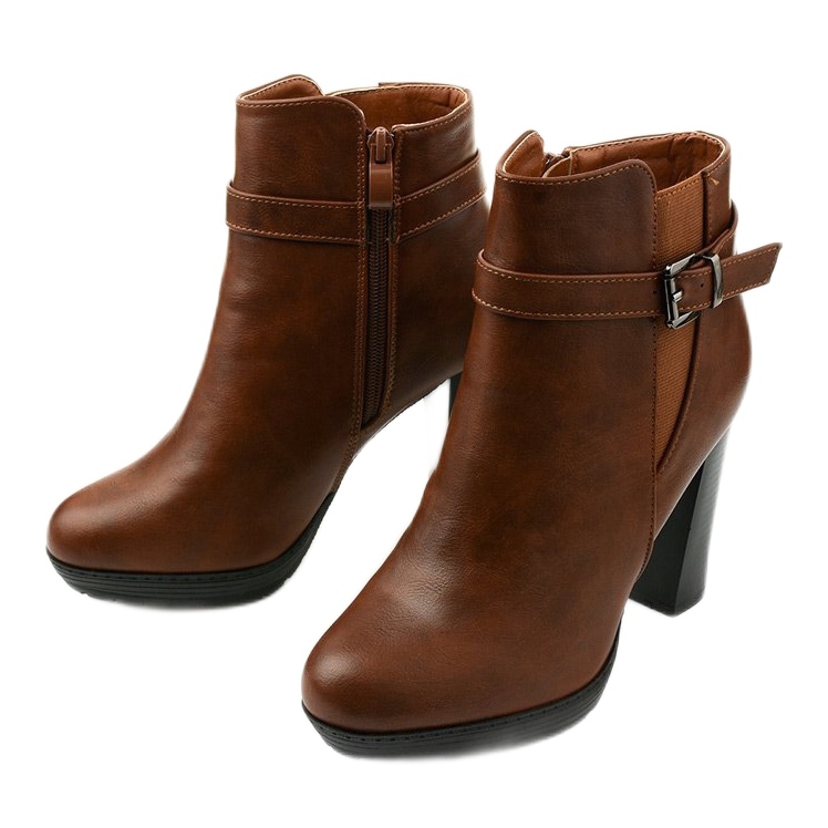 Botas marrons no posto Lorelle marrom 2