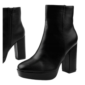Botas pretas no posto de Wintarish preto 1