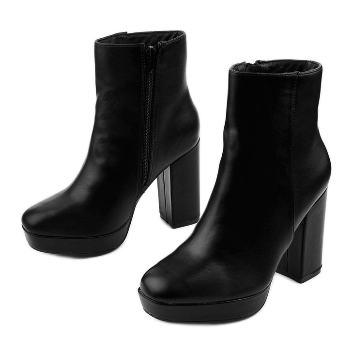 Botas pretas no posto de Wintarish preto 2