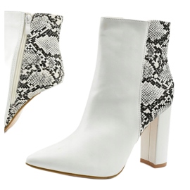 Botas brancas no posto Shyvia branco 1