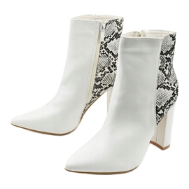 Botas brancas no posto Shyvia branco 2