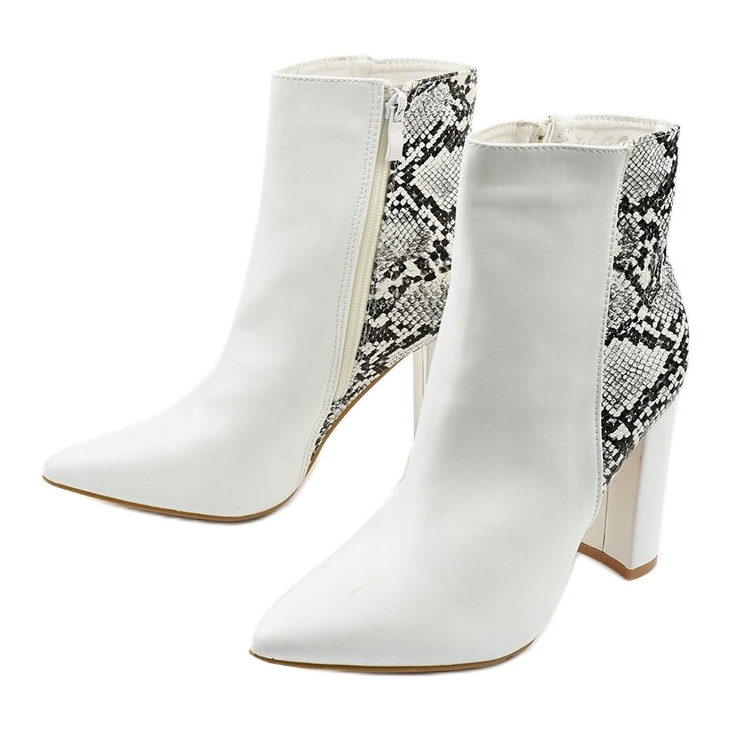 Botas brancas no posto Shyvia branco 2