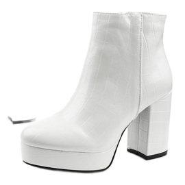 Botas brancas no posto de Usinaya branco 1