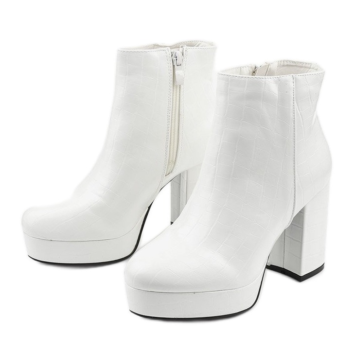 Botas brancas no posto de Usinaya branco 2