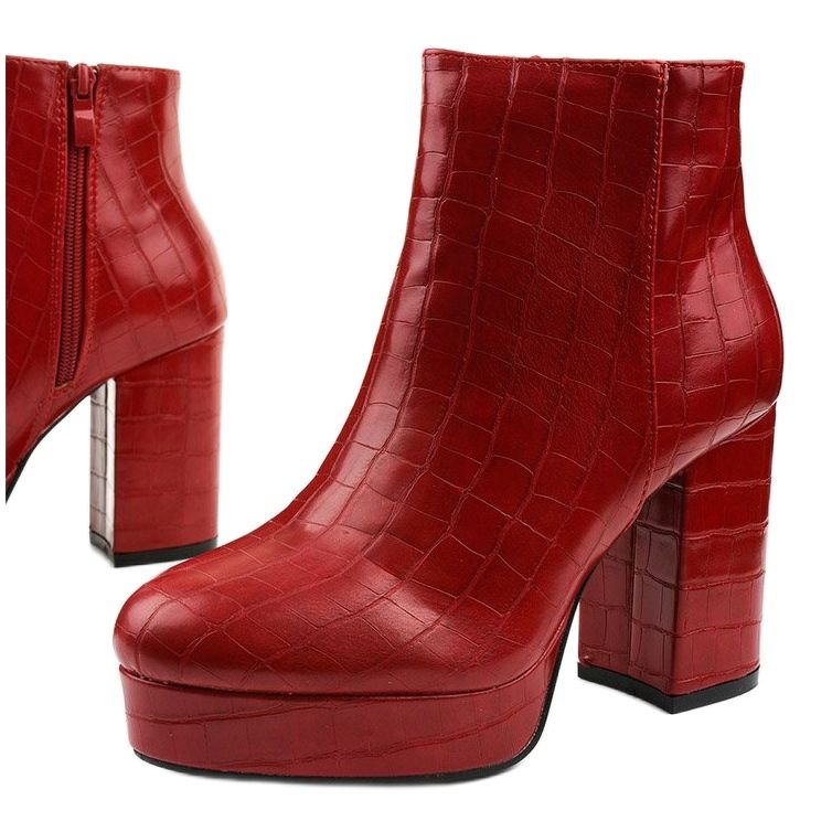 Botins vermelhos no poste de Usinaya 1