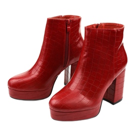 Botins vermelhos no poste de Usinaya 2