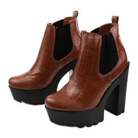 Botas de camelo no poste Zellola marrom 2