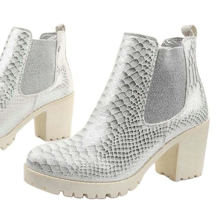 Botas prateadas no poste Amar prata 1 Botas prateadas no poste Amar prata 1