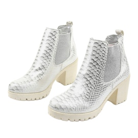 Botas prateadas no poste Amar prata 2 Botas prateadas no poste Amar prata 2