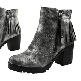 Botas cinza na postagem Amar 1 Botas cinza na postagem Amar 1