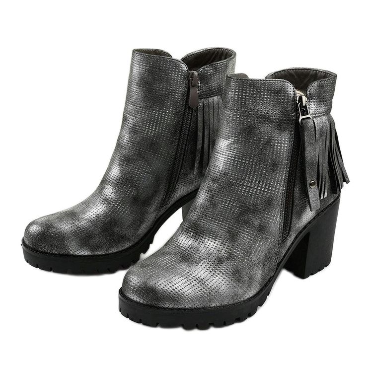 Botas cinza na postagem Amar 2