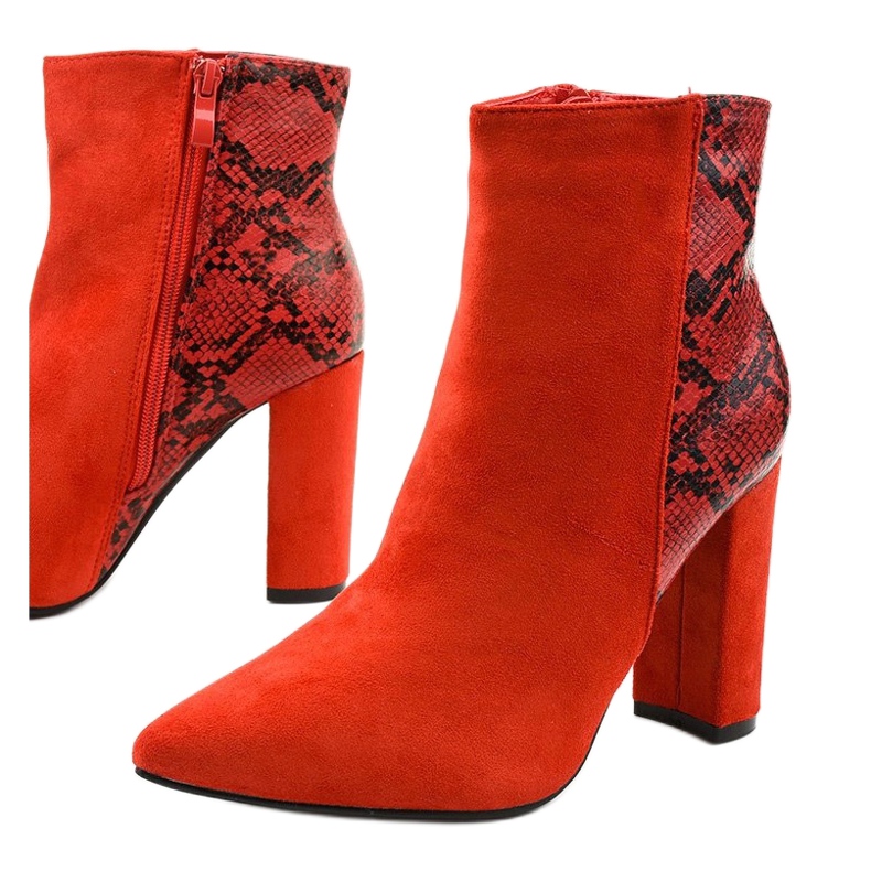 Botas vermelhas no posto Shyvia vermelho 1