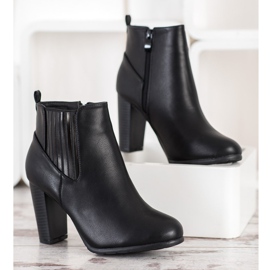 Abloom Botas confortáveis ​​em um poste preto 2