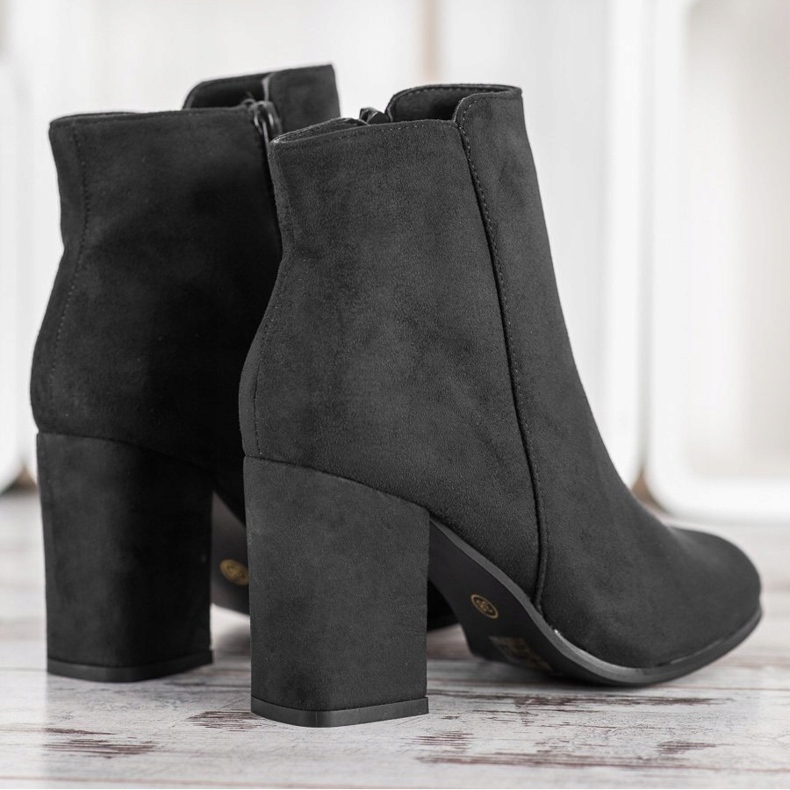 SHELOVET Botas pretas em um poste preto 1