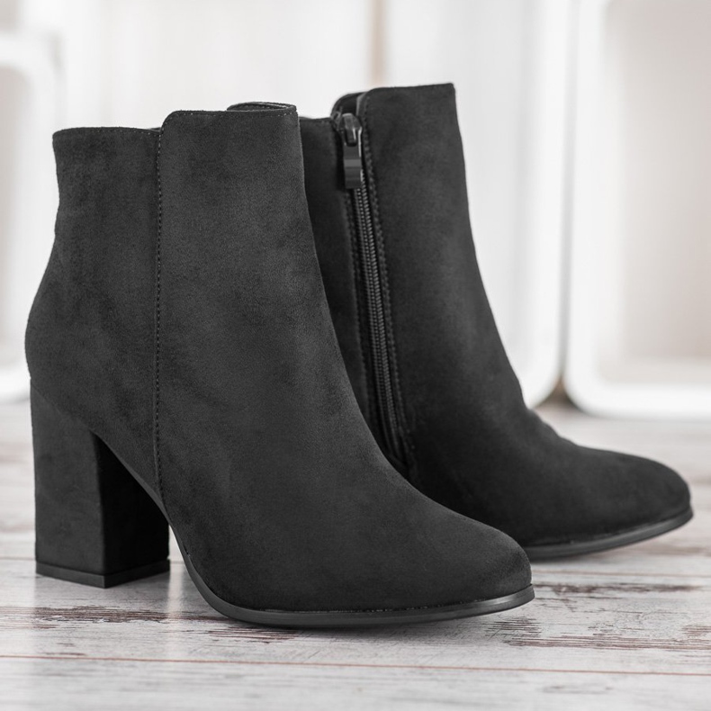 SHELOVET Botas pretas em um poste preto 2