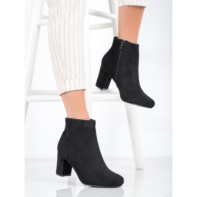 Laura Mode Botas clássicas em uma postagem preto 2