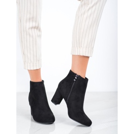 Laura Mode Botas clássicas em uma postagem preto 1