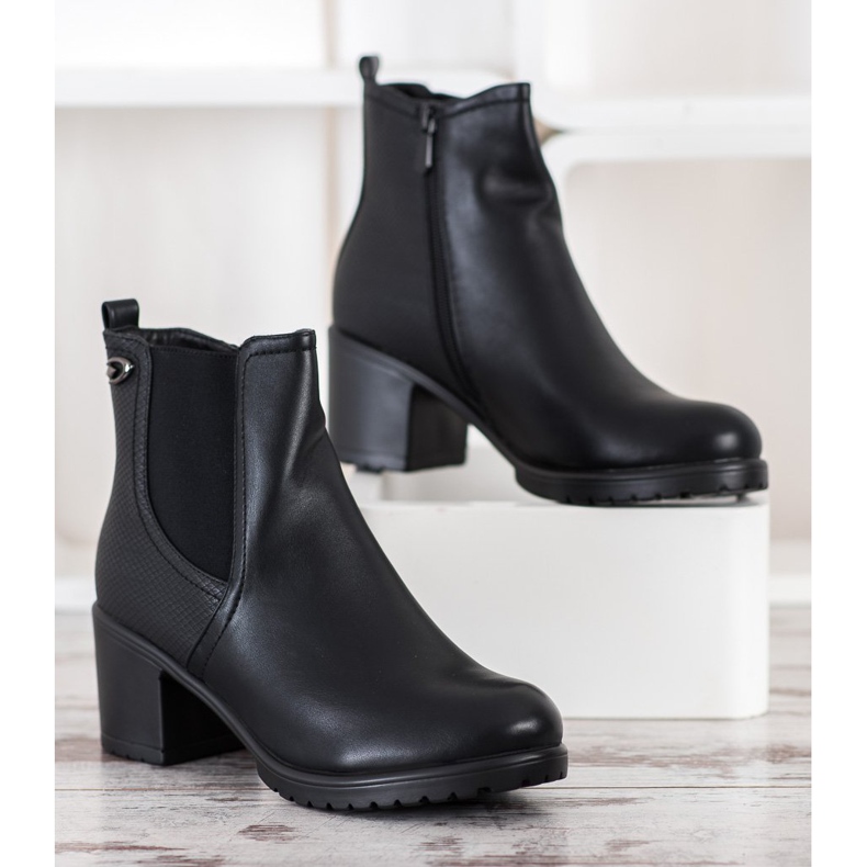 Botas leves no poste preto 2