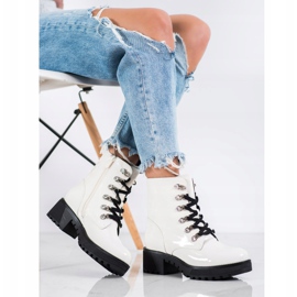 SHELOVET Botas lacadas a branco 1