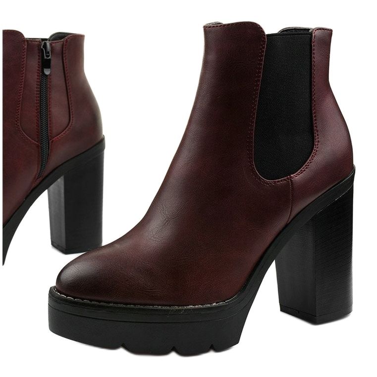 Botas marrons no posto Merela preto vermelho 1