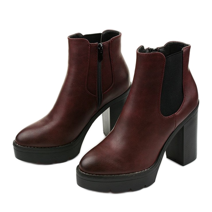 Botas marrons no posto Merela preto vermelho 2