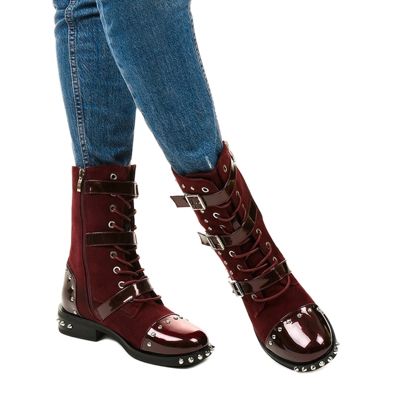 Botas marrons com tachas Onreal vermelho 1