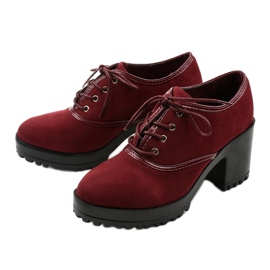Botas marrons amarradas em um bloco Clearfall vermelho 2