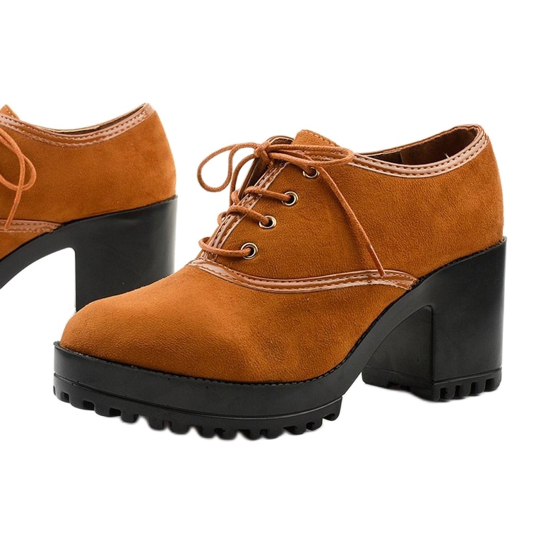 Botas de camelo amarradas em um bloco Clearfall castanho 1 Botas de camelo amarradas em um bloco Clearfall castanho 1