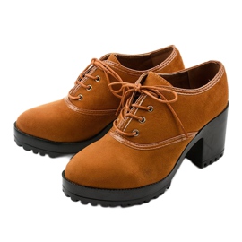 Botas de camelo amarradas em um bloco Clearfall castanho 2 Botas de camelo amarradas em um bloco Clearfall castanho 2