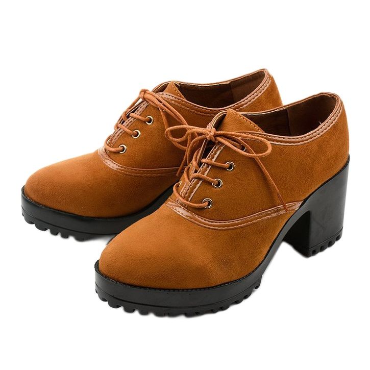 Botas de camelo amarradas em um bloco Clearfall castanho 2 Botas de camelo amarradas em um bloco Clearfall castanho 2