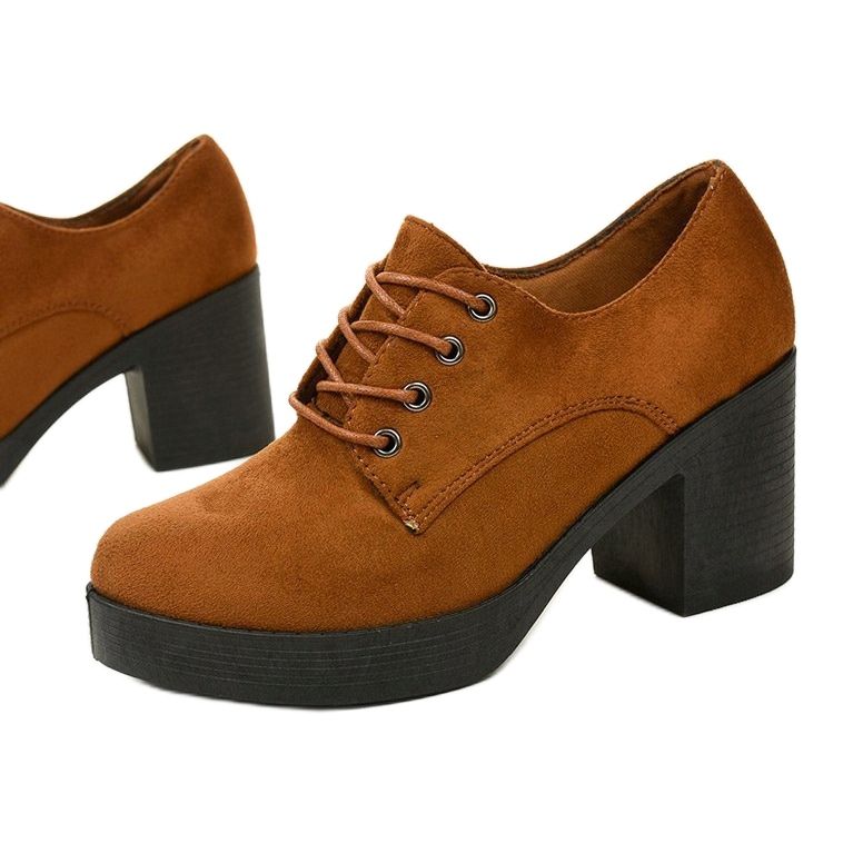 Botas de camelo amarradas no bloco Thelvyn castanho 1