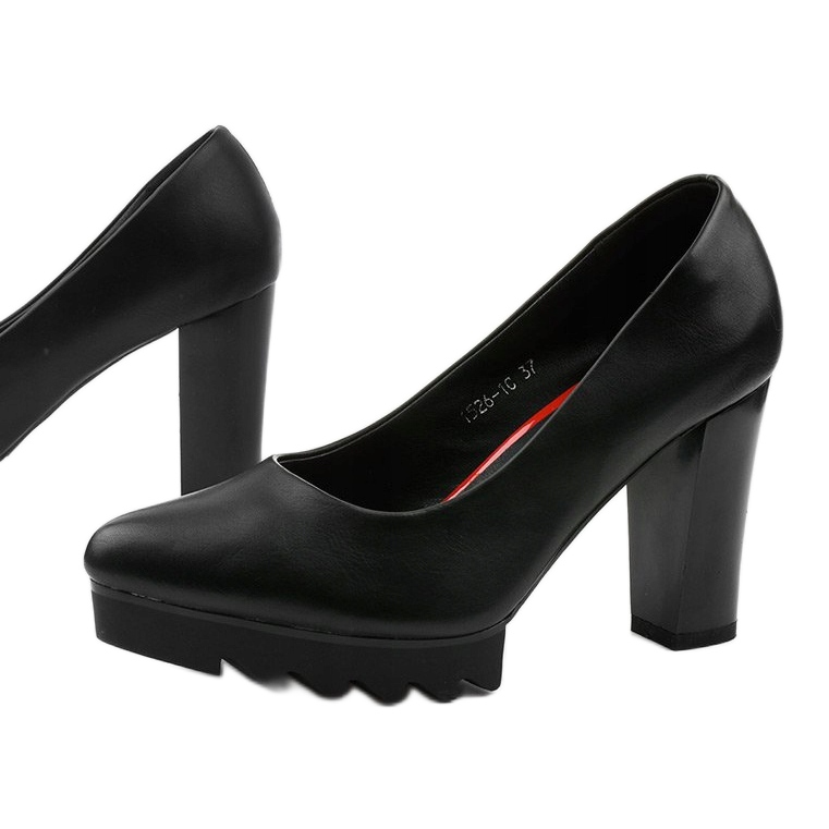 Sapatos pretos no poste Silverbee 1 Sapatos pretos no poste Silverbee 1