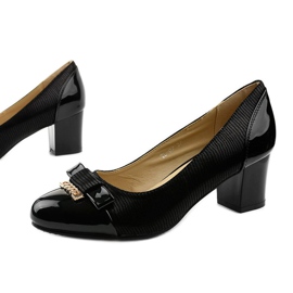 Sapatos pretos femininos em um poste Greenbane 1