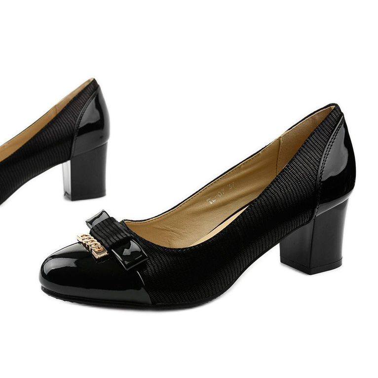 Sapatos pretos femininos em um poste Greenbane 1