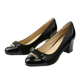 Sapatos pretos femininos em um poste Greenbane 2