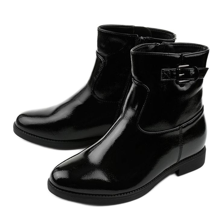 Botas pretas isoladas com uma cunha lacada patenteada Valentina preto 2
