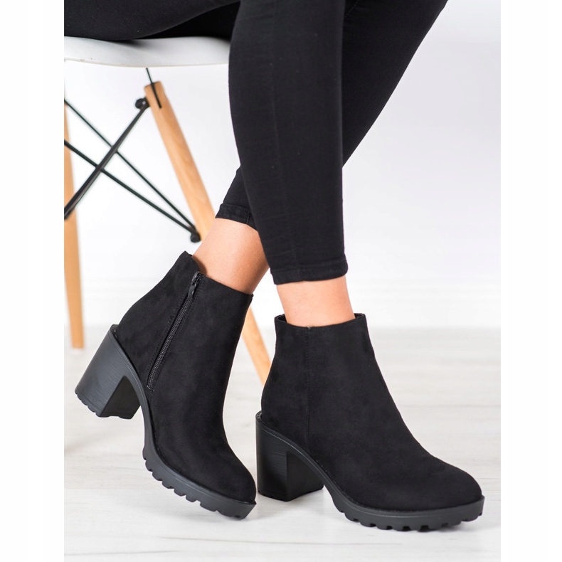 Laura Mode Botas casuais em uma postagem preto 2
