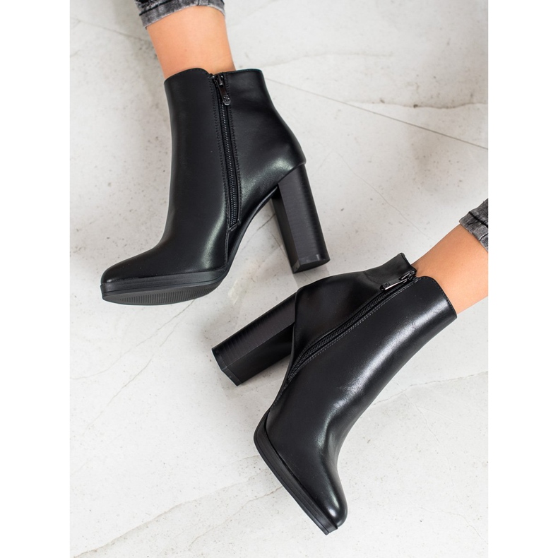 Ideal Shoes Botas clássicas de salto alto preto 2 Ideal Shoes Botas clássicas de salto alto preto 2