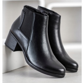 J. Star Botas em uma postagem preto 1