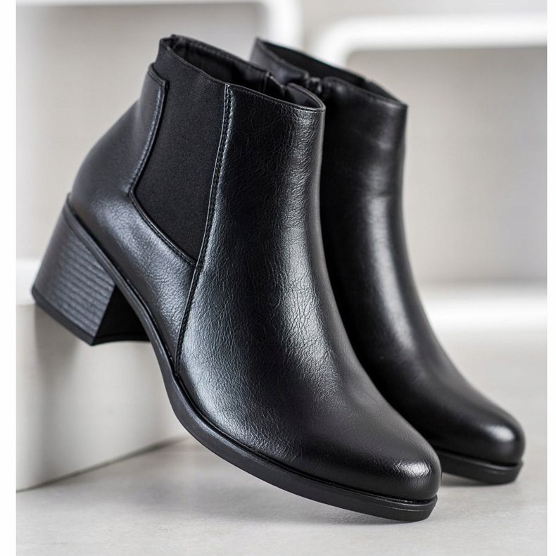 J. Star Botas em uma postagem preto 1