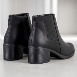 J. Star Botas em uma postagem preto 1