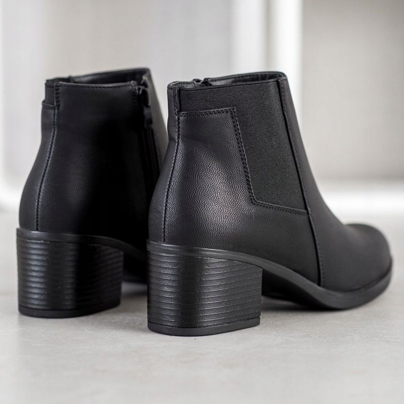 J. Star Botas em uma postagem preto 1