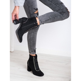 SHELOVET Botas amarradas em um poste preto 1