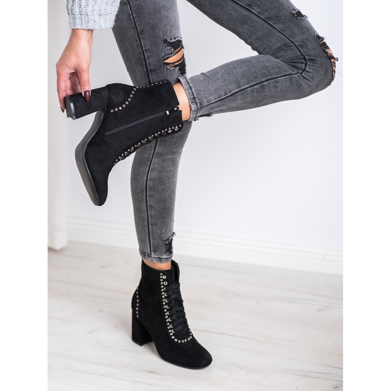 SHELOVET Botas amarradas em um poste preto 1