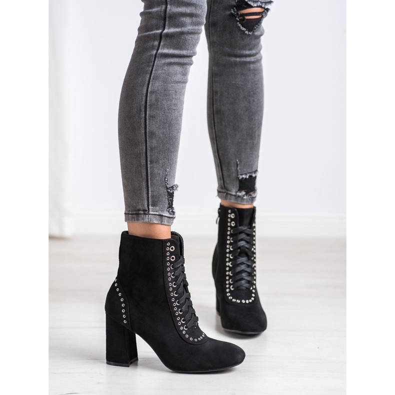 SHELOVET Botas amarradas em um poste preto 2