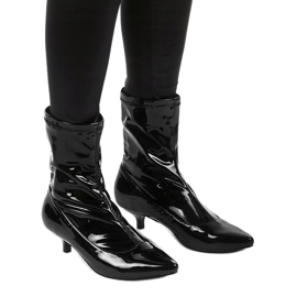 Salto laqueado preto com meia Ragemour 1