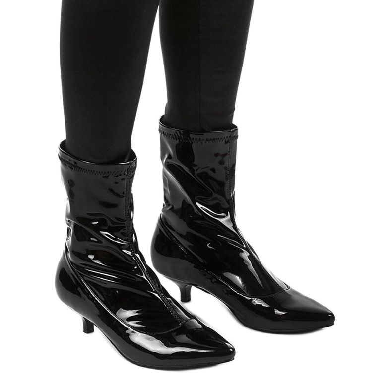 Salto laqueado preto com meia Ragemour 1